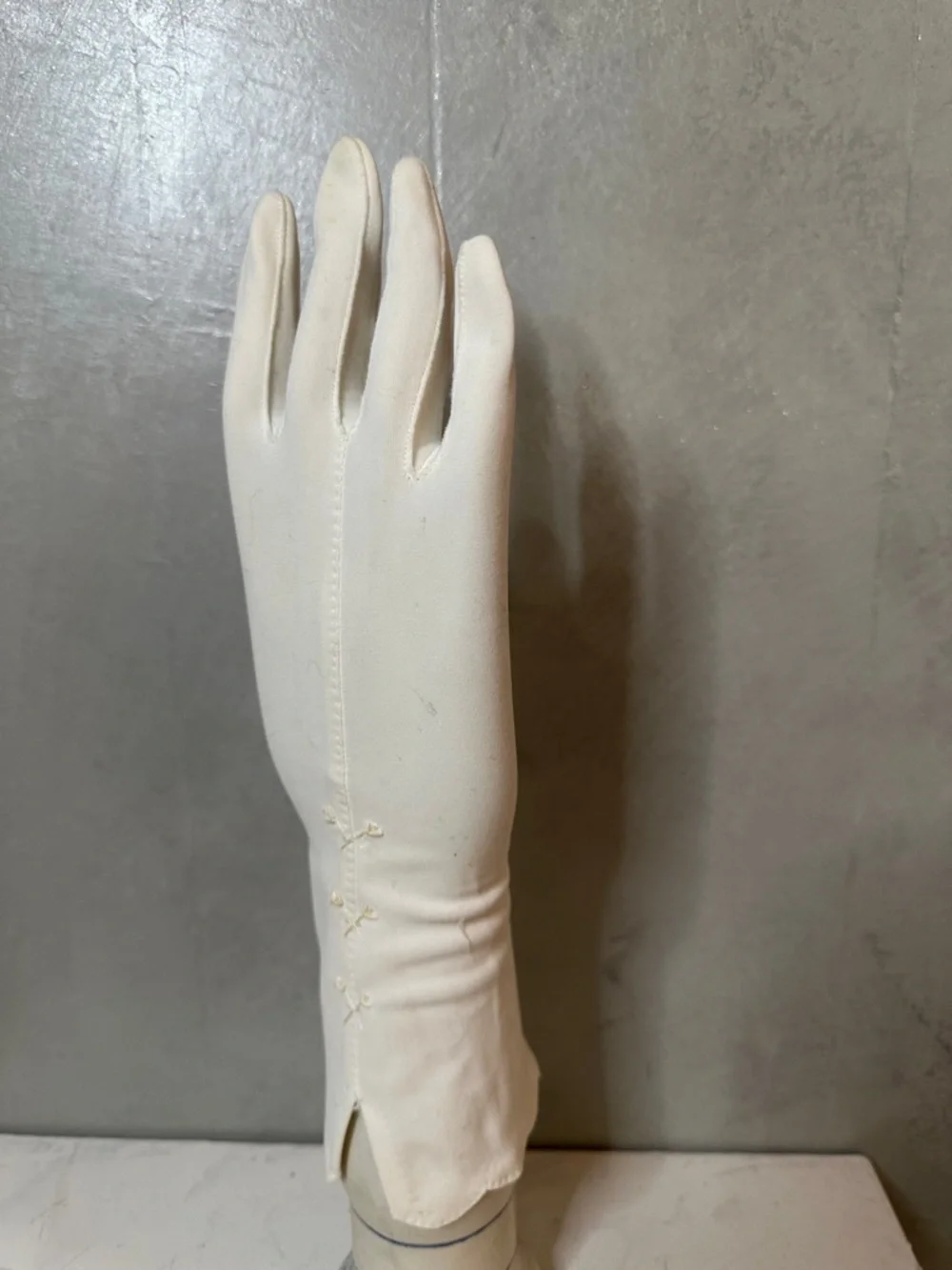 VINTAGE WHITE EMBROIDERED GLOVES 7-7.5